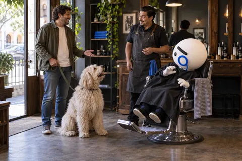 El Don, con capa de barbería, se sorprende al ver al perro que acompaña a un cliente