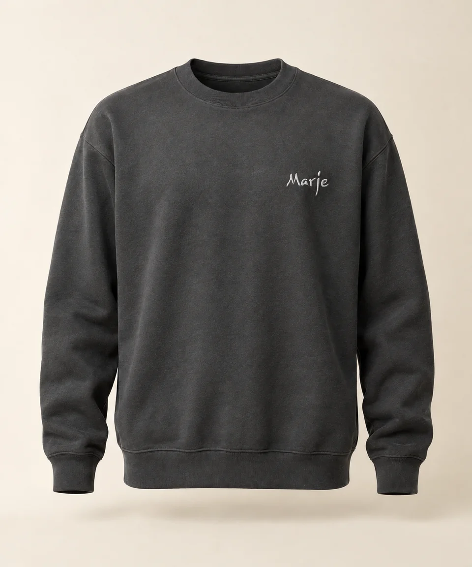 Sudadera gris del sistema Marje con nombre blanco discreto y textura tonal